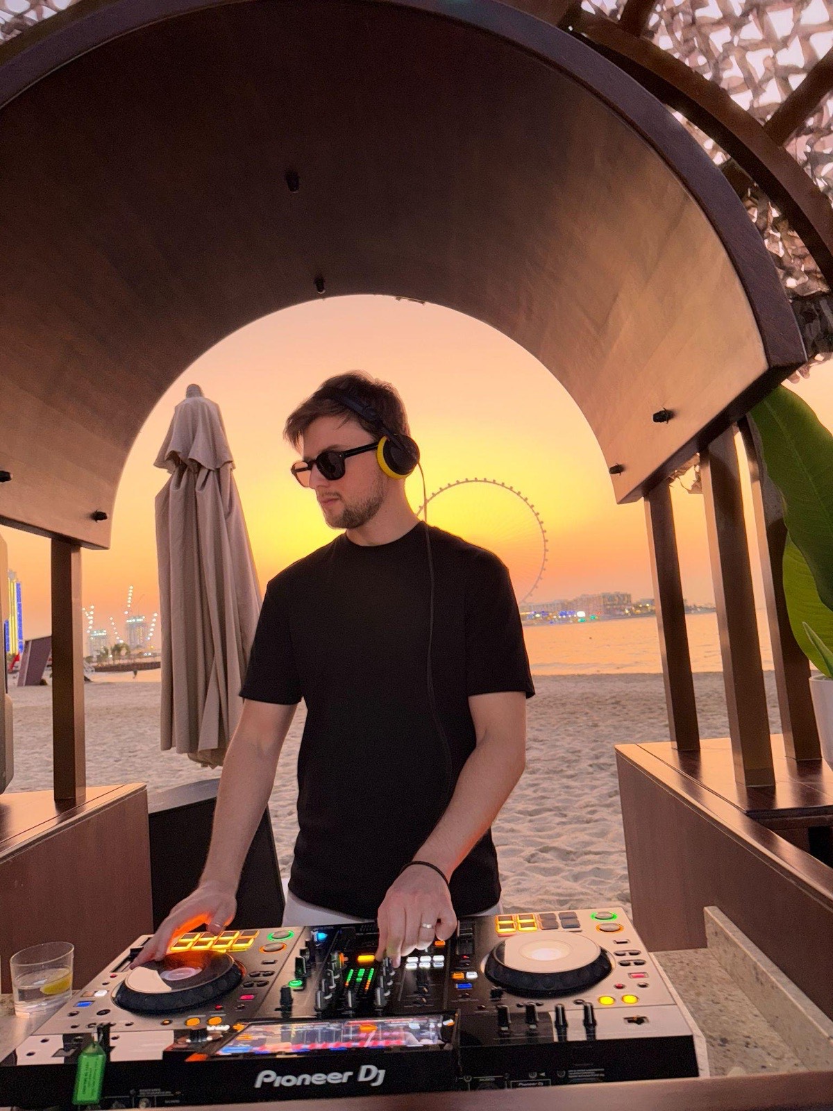 Ray Ro playing a sunset session at Caña Beach, The Ritz-Carlton JBR